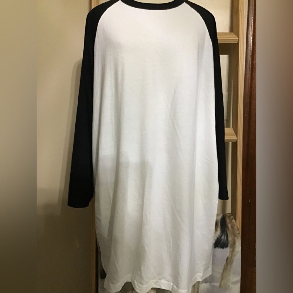 Men’s size extra-large, comfort colors, black and white raglan T-shirt NWT